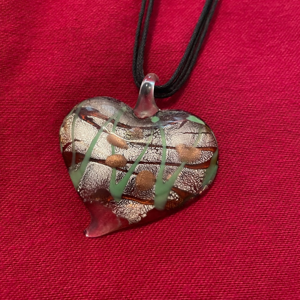 Glass heart-shaped pendant necklace - Picture 2 of 7